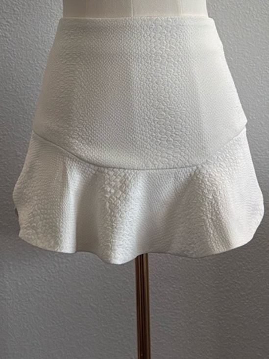 SEEK THE LABEL Dresses & Skirts - Seek The Label White Textured Mini Skirt Size XS